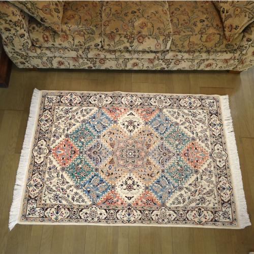 ペルシャ絨毯　ナイン産　約160×110cm